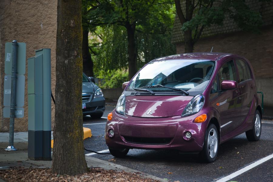  Mitsubishi i-MiEV 2012 года  (US) (фото 104 из 234)